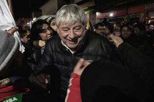 El sindicalista Walter Cortés será el nuevo intendente de Bariloche; anoche, en los festejos tras derrotar a Arabela Carreras