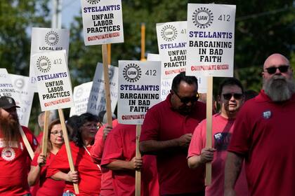 El sindicato United Auto Workers reclamó por "negociaciones en mala fe" e "injustas prácticas laborales" frente a la sede de Stellantis en Michigan, Estados Unidos (AP Foto/Carlos Osorio)