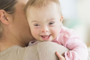 La drástica caída de nacimientos de bebés con síndrome de Down en Europa (y el debate que genera)