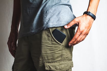 "Los guardamos en nuestros bolsillos, somos adictos a ellos. Hablamos con ellos y depositamos gotas que pueden estar llenas de virus", advierte el estudio