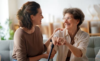 El síndrome del cuidador refleja el desgaste físico y emocional de quienes atienden a adultos mayores dependientes.