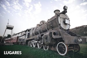 El singular restaurante fue montado tras una locomotora inglesa, la última que pisó esta región de la provincia de Buenos Aires.