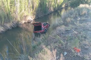 Falleció una mujer en la ruta 6 tras chocar contra una ambulancia y caer a un desagüe