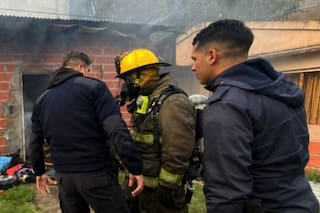 Una bebé murió en un incendio que destruyó su casa: la madre había ido a llevar a su otro hijo al colegio