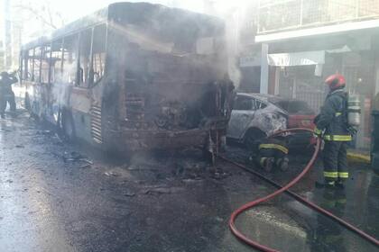 El siniestro, que ocurrió en Emilio Mitre al 800, afectó también otros cinco vehículos estacionados