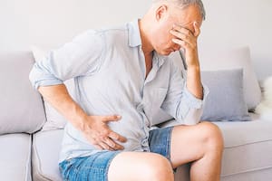 El síntoma digestivo que cada vez más gente tiene y preocupa a la medicina: riesgos de sentir la panza hinchada