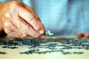 Anuncian que un nuevo fármaco ralentiza el alzhéimer en pacientes con deterioro leve