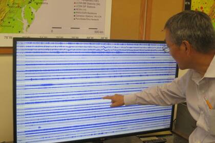 El sismólogo Won-Young Kim examina las señales de una red de sismómetros que monitorean el área de Nueva York-Nueva Jersey-Nueva Inglaterra en busca de terremotos.Kevin Krajick/Observatorio Terrestre Lamont-Doherty