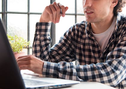 El sistema ACIS de la EOIR permite a migrantes verificar si tienen un caso u orden de deportación