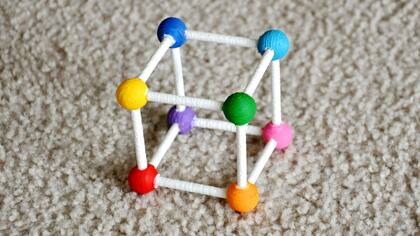 El sistema combina la estructura de un cubo hecha con una impresora 3D junto a un sistema de reconocimiento de objetos que emplea una cámara web