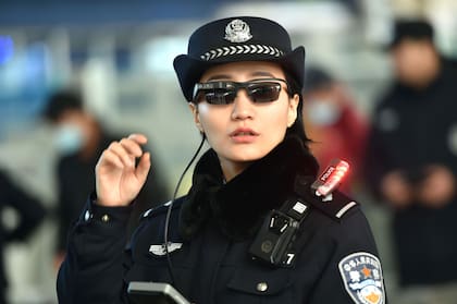 Una oficial utiliza anteojos de sol con reconocimiento facial para identificar criminales 