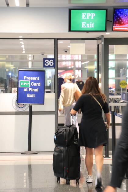 El sistema cuenta con tecnología avanzada de comparación facial, software biométrico para capturar la foto del viajero y compararla con registros de la CBP