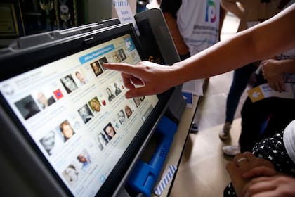La boleta única electrónica se empleará en las elecciones provinciales de Salta y Neuquén.