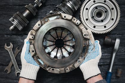 el sistema de clutch es un conjunto de volantes, palancas y discos