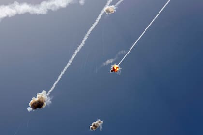 El sistema de defensa aérea Cúpula de Hierro de Israel intercepta un misil lanzado desde la Franja de Gaza, controlada por el movimiento palestino Hamas, sobre la ciudad de Ashkelon, en el sur de Israel, el 11 de mayo de 2021