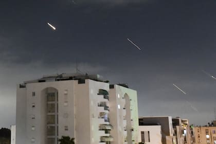 El sistema de defensa aérea Cúpula de Hierro de Israel se lanza para interceptar misiles disparados desde Irán, en el centro de Israel, el domingo 14 de abril de 2024.