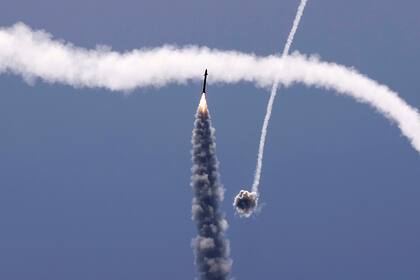 El sistema de defensa aérea de la Cúpula de Hierro de Israel intercepta un misil lanzado desde la Franja de Gaza, controlado por el movimiento palestino Hamas, sobre la ciudad de Ashkelon, en el sur de Israel