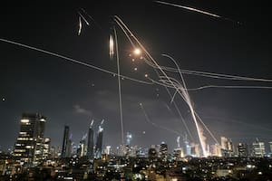 El sistema de defensa israelí Cúpula de Hierra lanza proyectiles para interceptar misiles sobre Tel Aviv, Israel, el 13 de junio de 2025