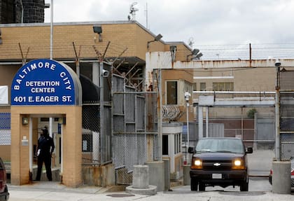 El sistema de detención de inmigrantes en EE.UU. incluye instalaciones destinadas a alojar a personas mientras se procesan sus casos de deportación