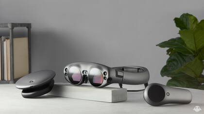El sistema de Magic Leap One consiste en los anteojos que mezclan la vista real con la digital, la computadora que hace el procesamiento (el disco, que se engancha al cinturón) y un control remoto (a la derecha)