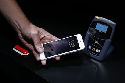 El sistema de pagos de Apple, como el de sus competidores, usa un chip NFC para pagos sin contacto