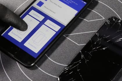 El sistema de reemplazo de vidrios rotos de smartphones de Black Rock Mobile se monitorea desde una aplicación móvil