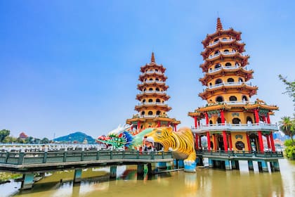 El sistema de salud pública, el National Health Insurance, ofrece cobertura médica casi total con costos bajos y alta eficiencia.