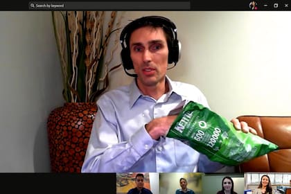 El sistema de supresión de ruidos de Microsoft puede identificar y remover sonidos que se producen de forma aleatoria o inesperada, como un paquete de papas fritas o un perro que ladra