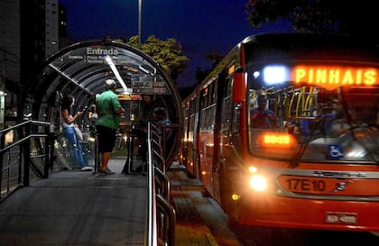 El sistema de transporte público en Curitiba conecta la ciudad de punto a punto y se complementa con tranvías y subtes