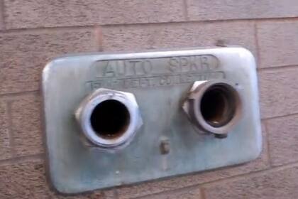 El sistema de tuberías donde ingresó el ave está pensado para que los bomberos extraigan de allí agua si ocurre algún incendio en la zona