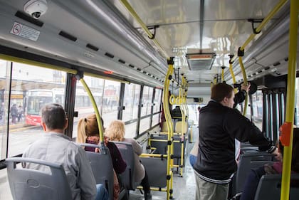 El sistema de videovigilancia ya funciona en una de las unidades de la línea 205