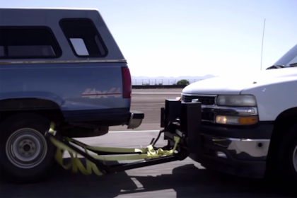 El sistema despliega desde una cinta que se engancha en uno de los neumáticos traseros