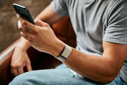 El sistema electrónico carece de pantalla y procesa la información del rendimiento físico mediante una aplicación móvil