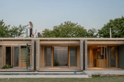 El sistema funciona como un mecanismo dinámico: al plegarse integra toda la casa al jardín, y al desplegarse genera una envolvente más contenida que sigue dejando pasar aire, luz y vistas. No es abrir o cerrar, sino graduar el vínculo con el exterior.