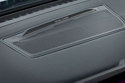El sistema Harman Kardon de diez altavoces genera una experiencia sonora premium, apta para los más exigentes.