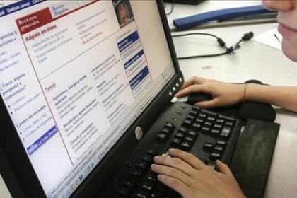 El sistema HireVue observa al solicitante de empleo en un video de sí mismo respondiendo una serie de preguntas