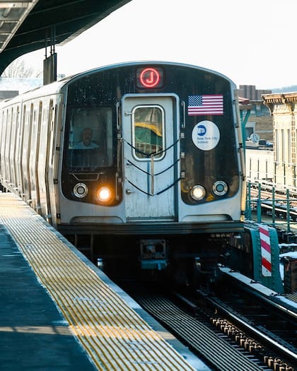 El sistema OMNY estará disponible para su uso tanto en las estaciones de subte, asi como también en colectivos y trenes