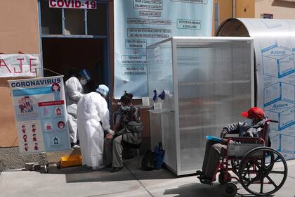 El sistema sanitario de Bolivia pasa por un momento delicado y espera el pico de casos de coronavirus para agosto; por ese motivo, se postergaron las elecciones