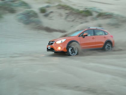 El sistema SAWD de tracción 4x4 permanente de Subaru permite salir del asfalto y moverse en el barro y la arena