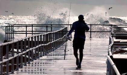 El sistema se fortalece sobre la corriente cálida del Golfo, que aporta energía y humedad capaces de acelerar su desarrollo hacia depresión o tormenta tropical