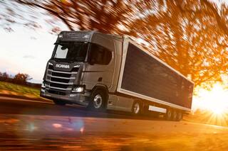 Camión solar: Scania testea un prototipo híbrido con paneles en el trailer
