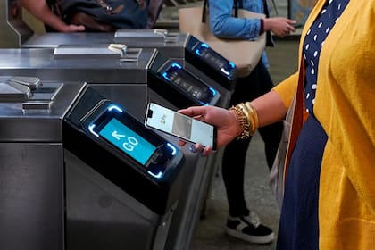 El sistema tap and ride permite a los usuarios de Nueva York pagar el transporte público con su celular