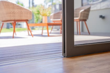 El sistema Umbral Nivel Zero de REHAU permite una continuidad absoluta entre exterior e interior, para un acceso sin desniveles.