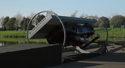 El sistema utiliza dos ventiladores de alta capacidad ubicados en la parte posterior para extraer aire de la zona inferior del vehículo