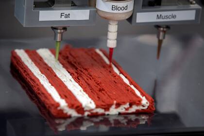 El sistema utiliza el mecanismo de las impresoras 3D para combinar grasa, agua y proteína vegetal para emular el aspecto y sabor de un corte de carne vacuna