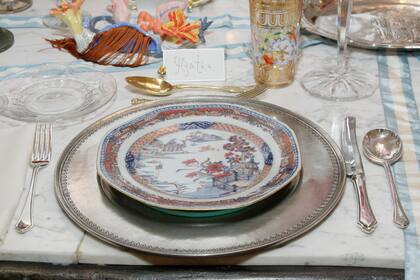 El sitio de la diseñadora española en la mesa, en a que se lució la porcelana de Compañía de Indias y las copas de cristal de Murano.