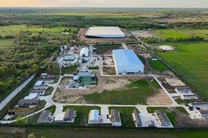 El sitio fotografiado en 2023, con las instalaciones de SpaceX en la parte superior, The Boring Company a la izquierda y el edificio que alberga negocios locales en el centro.
