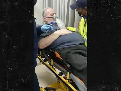 El sitio web TMZ compartió las primeras imágenes de Thomas Markle cuando era atendido por paramédicos en Tijuana, México (Crédito: TMZ)