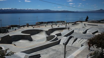 el-skate-park-que-se-ve-en-la-4MHHYQ5SX5AMHPN7ZPFBEMCORY Uno por uno: los impresionantes escenarios donde se filmó “Atrapados”, la serie de Netflix que transcurre en Bariloche