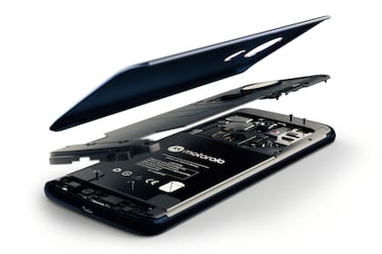 El smartphone Moto G6 Play tiene una batería de 4000 mAh, y viene con un cargador rápido de 10 watts